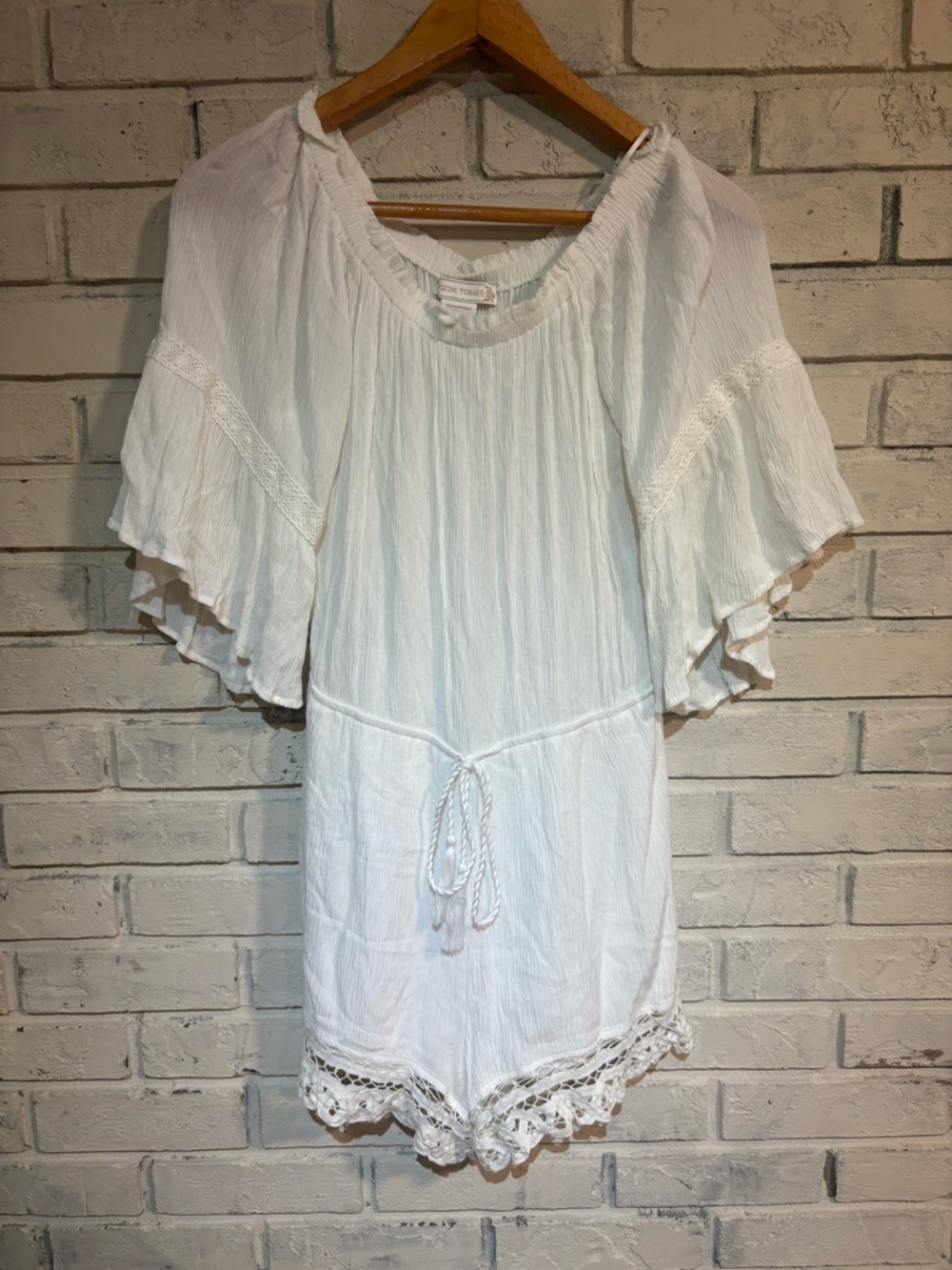 FLYING TOMATO White gauzy Textured Peasant romper size 10 EUC